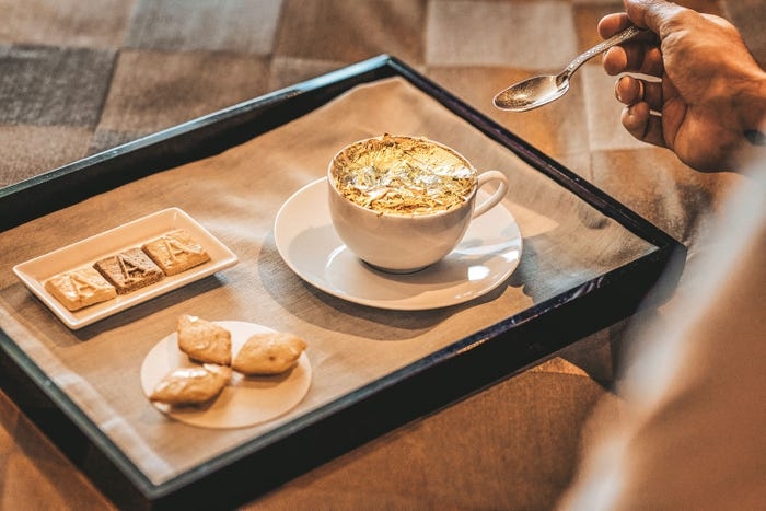 Cà phê cappuccino phủ vàng 24 karat tại khách sạn Armani Dubai